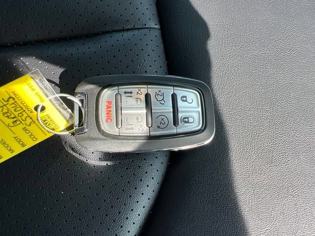 Used 2025 Chrysler Pacifica Select w/ Uconnect Theater Family Group AWD/4WD image 42