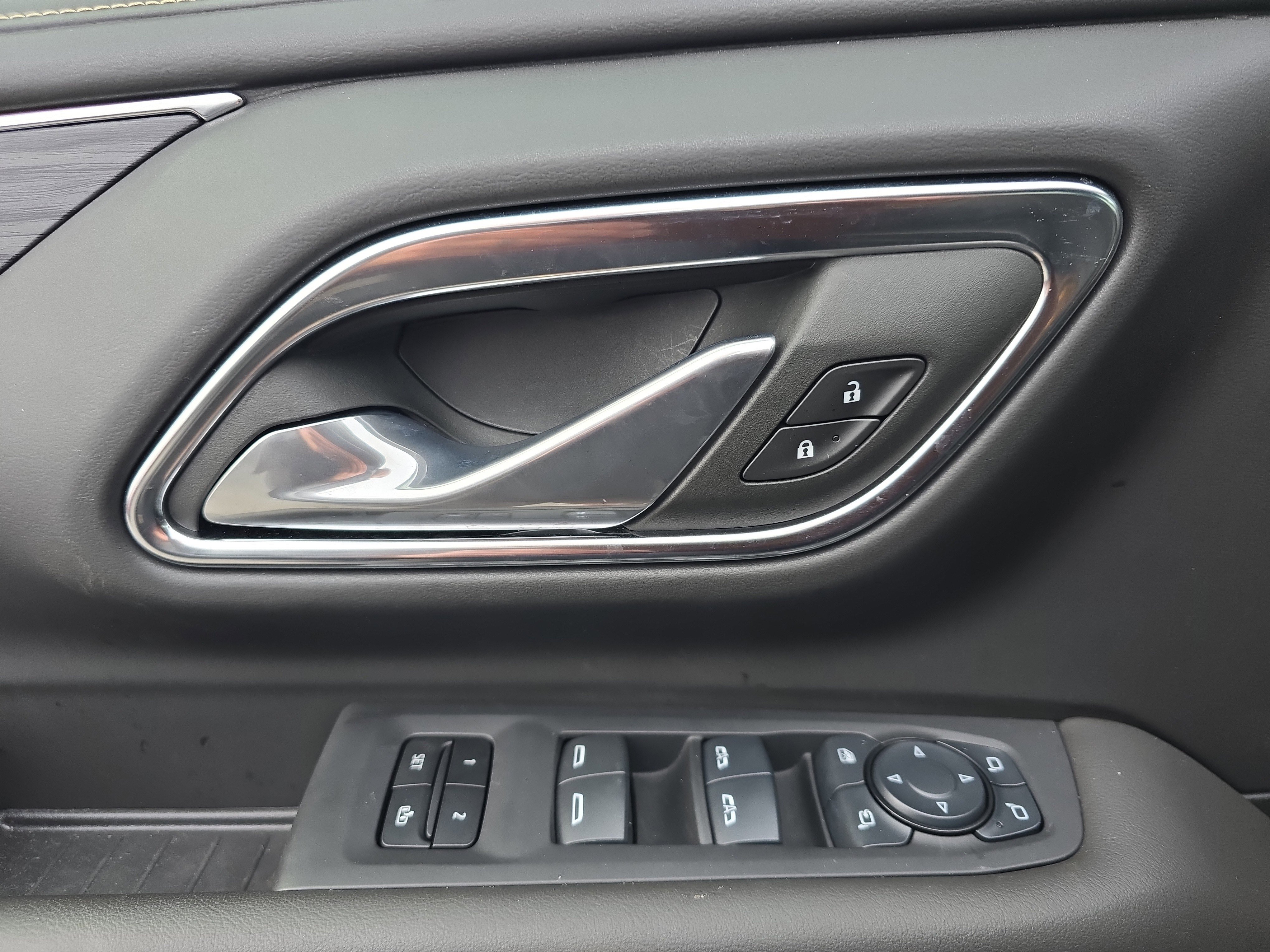Used 2024 GMC Yukon SLT w/ SLT Luxury Package image 24