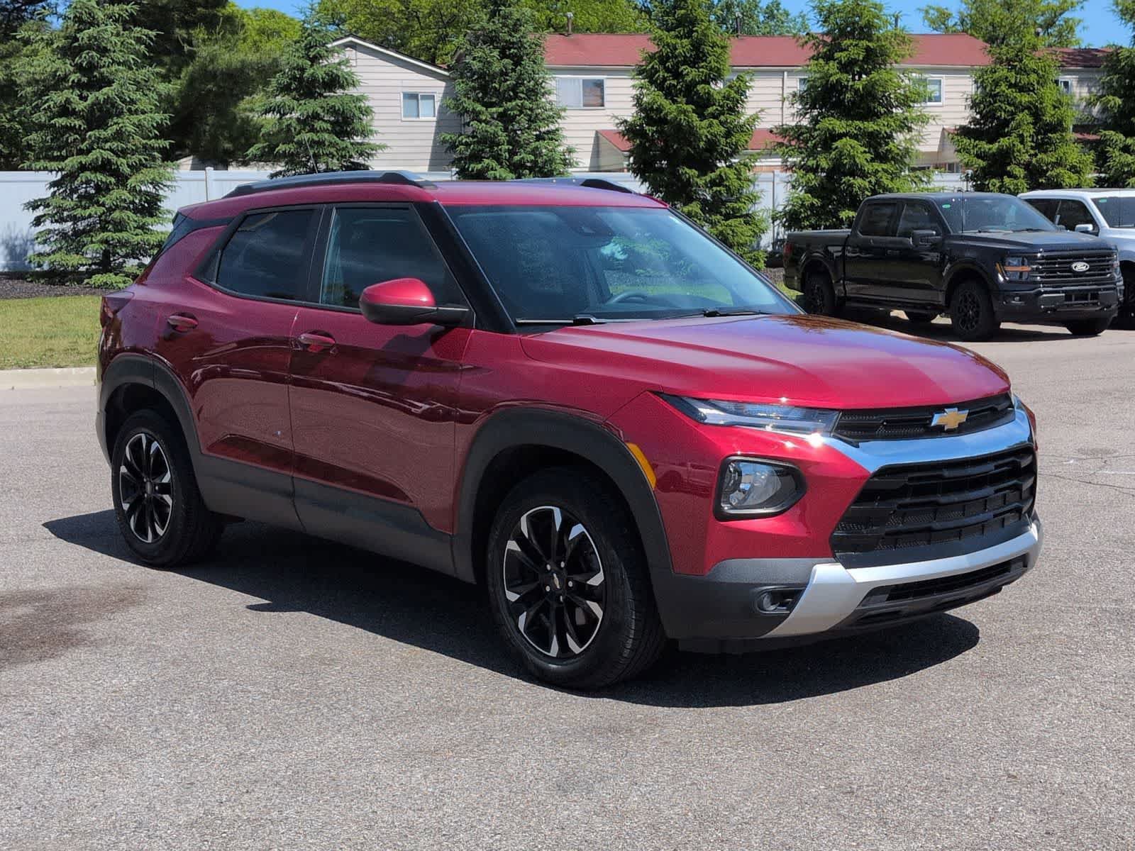 Used 2021 Chevrolet TrailBlazer LT w/ Convenience Package FWD image 2