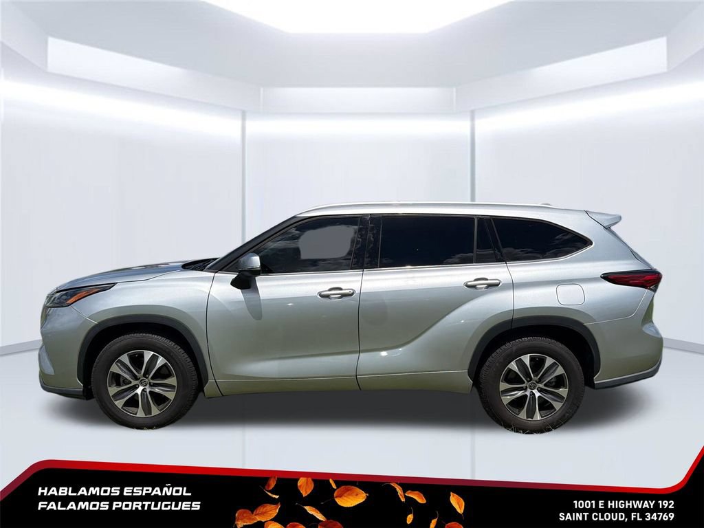 Used 2022 Toyota Highlander XLE FWD image 2