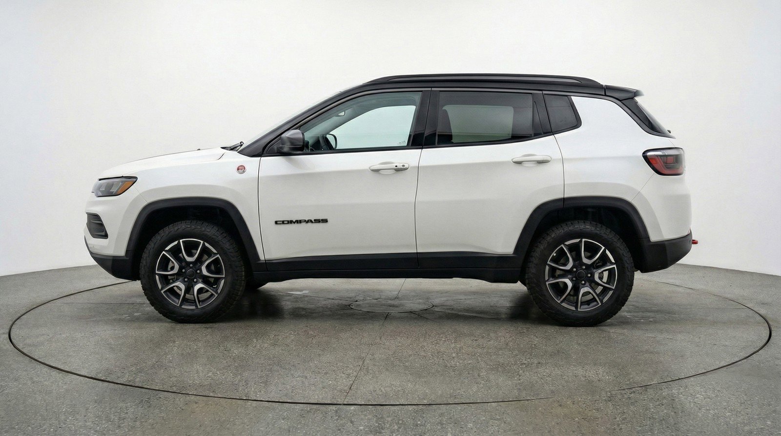 Used 2025 Jeep Compass Trailhawk image 5