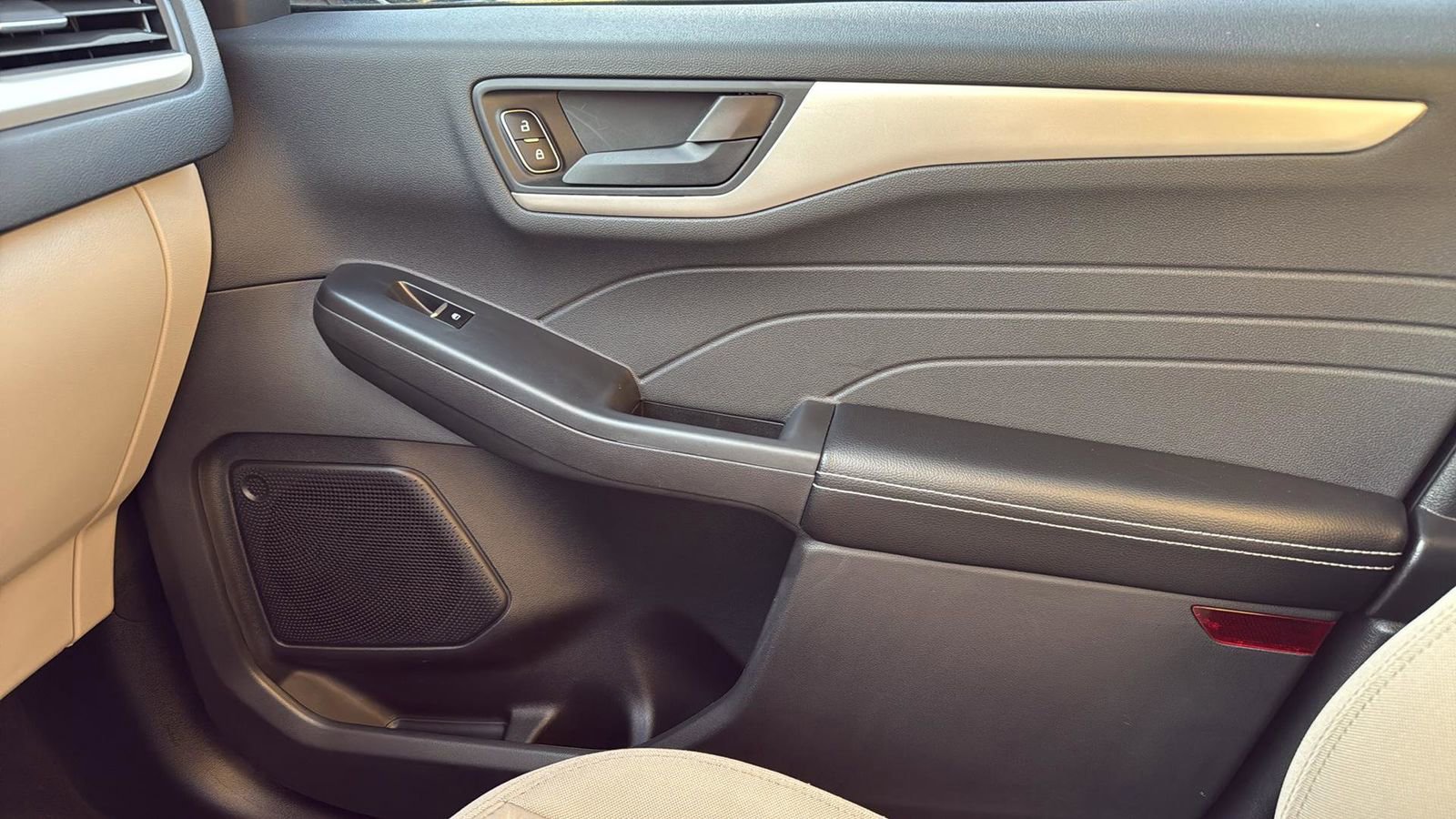 Certified 2022 Ford Escape SE w/ SE Sport Appearance Package image 24