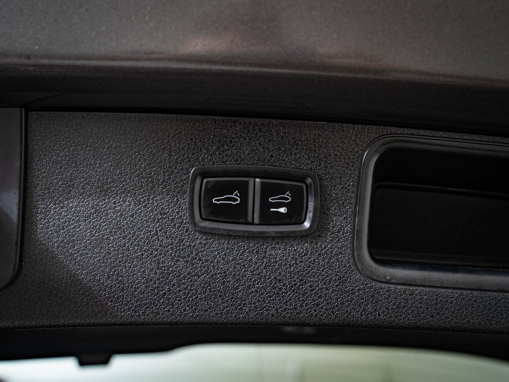 Certified 2018 Porsche Macan image 24