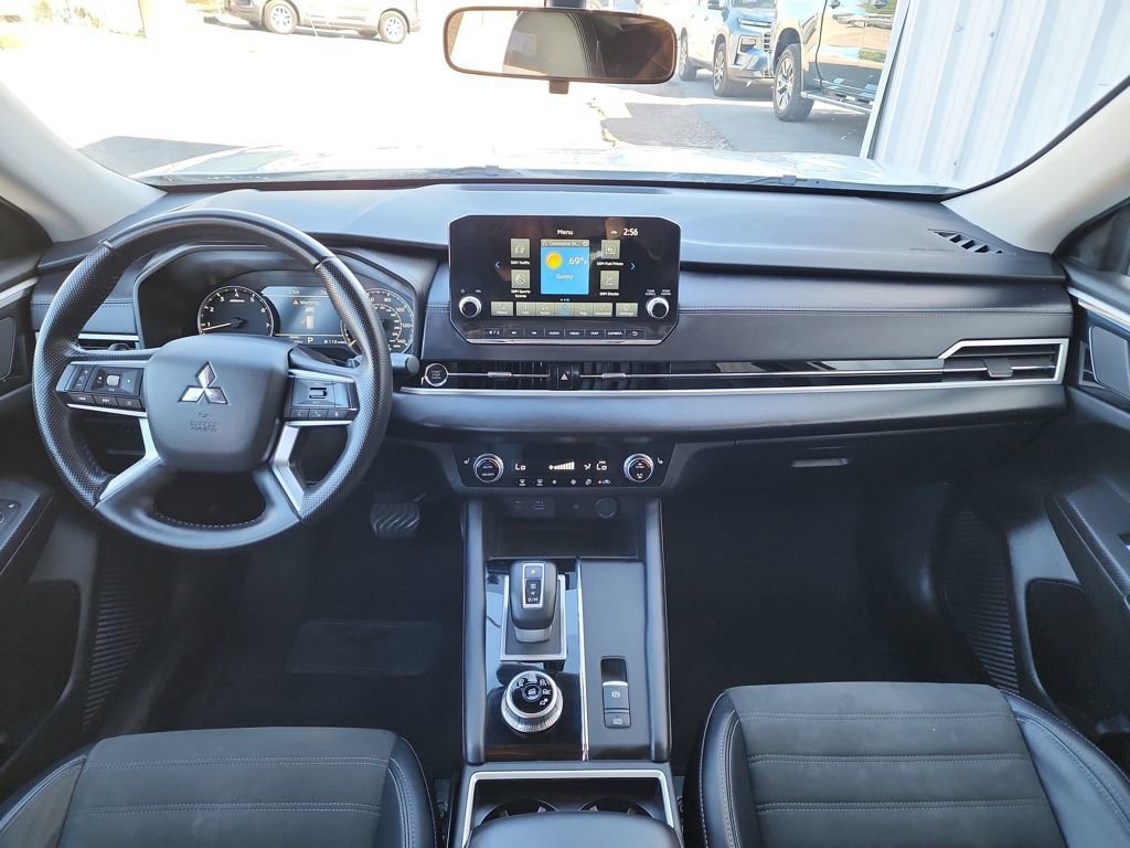 Used 2024 Mitsubishi Outlander SE Black Edition image 17
