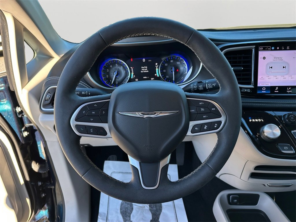 Used 2023 Chrysler Pacifica Touring-L image 19