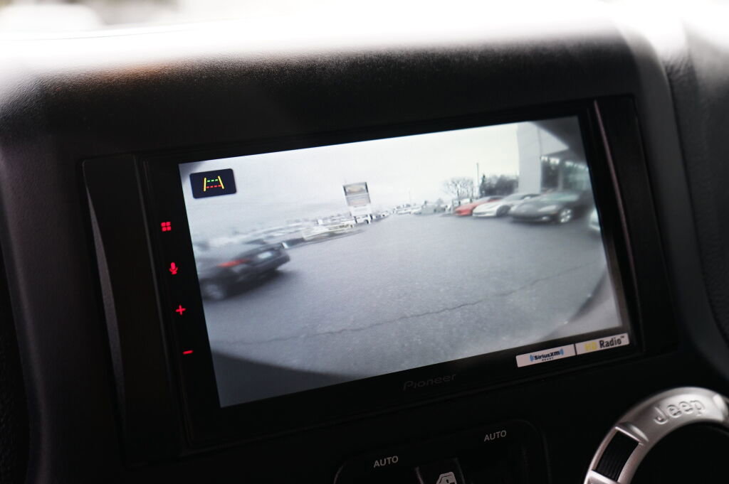 Used 2016 Jeep Wrangler Sahara w/ Connectivity Group image 17