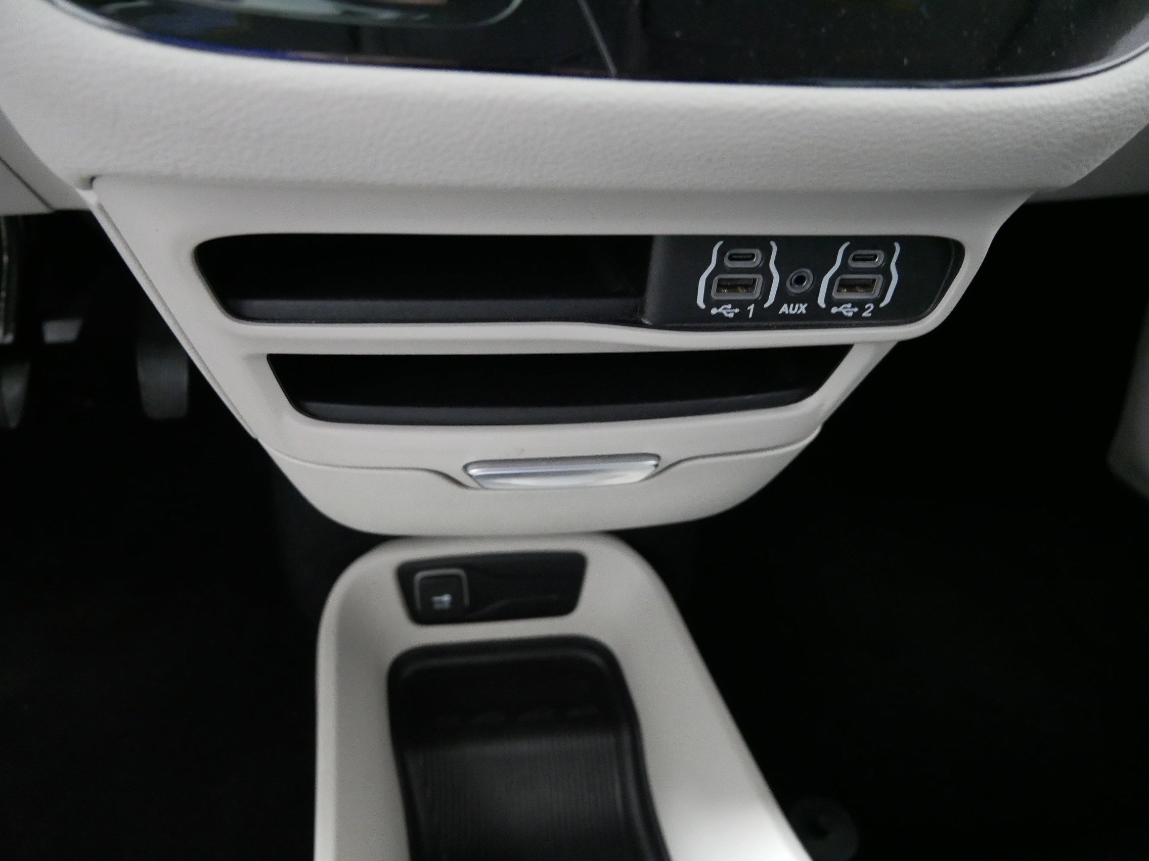 Used 2023 Chrysler Pacifica Touring-L image 29