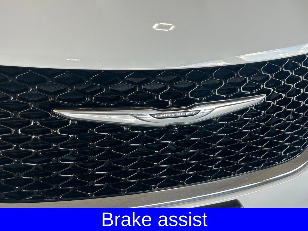 Used 2024 Chrysler Pacifica Touring-L image 18