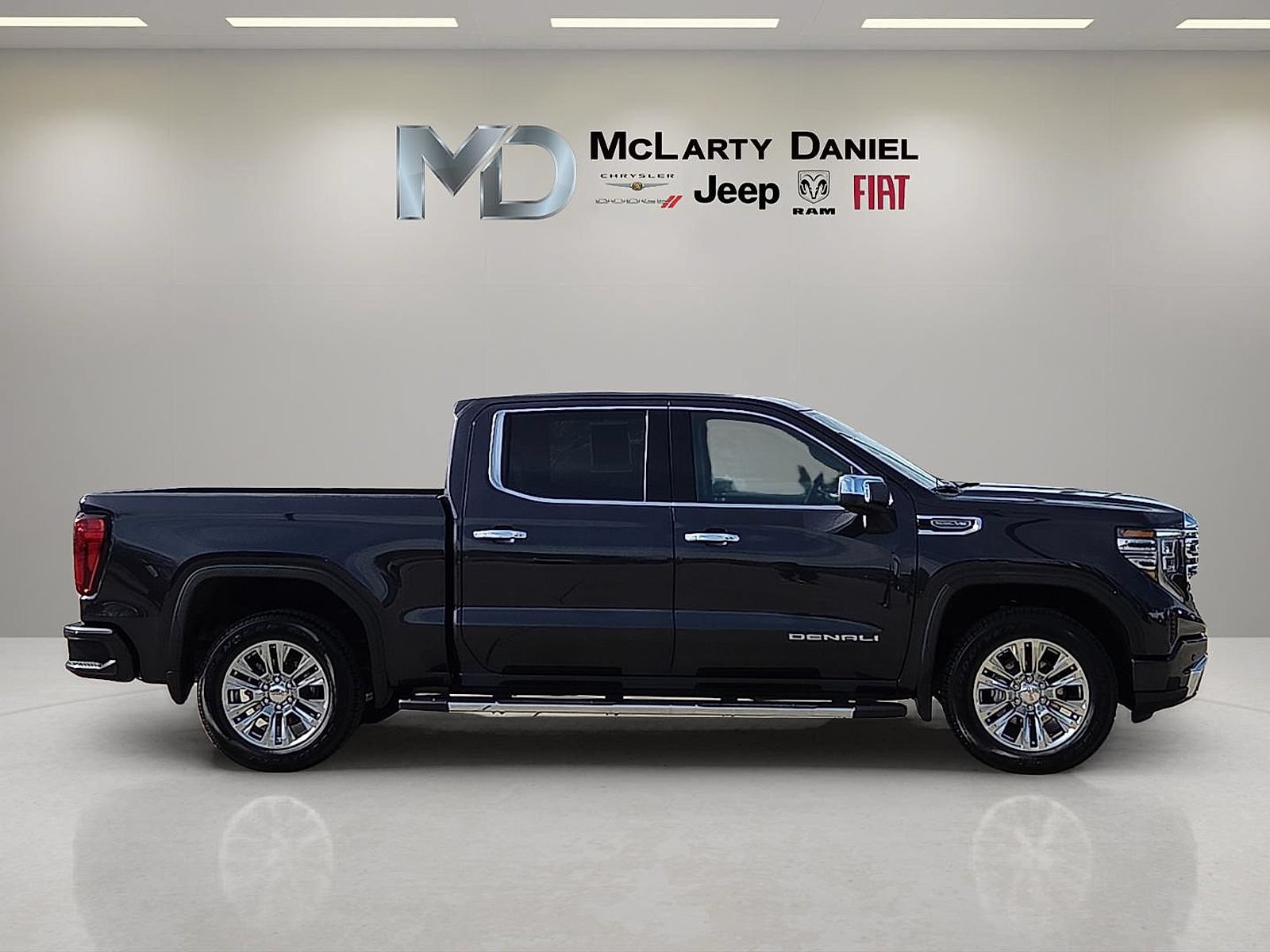 Used 2025 GMC Sierra 1500 Denali w/ Technology Package AWD/4WD image 6