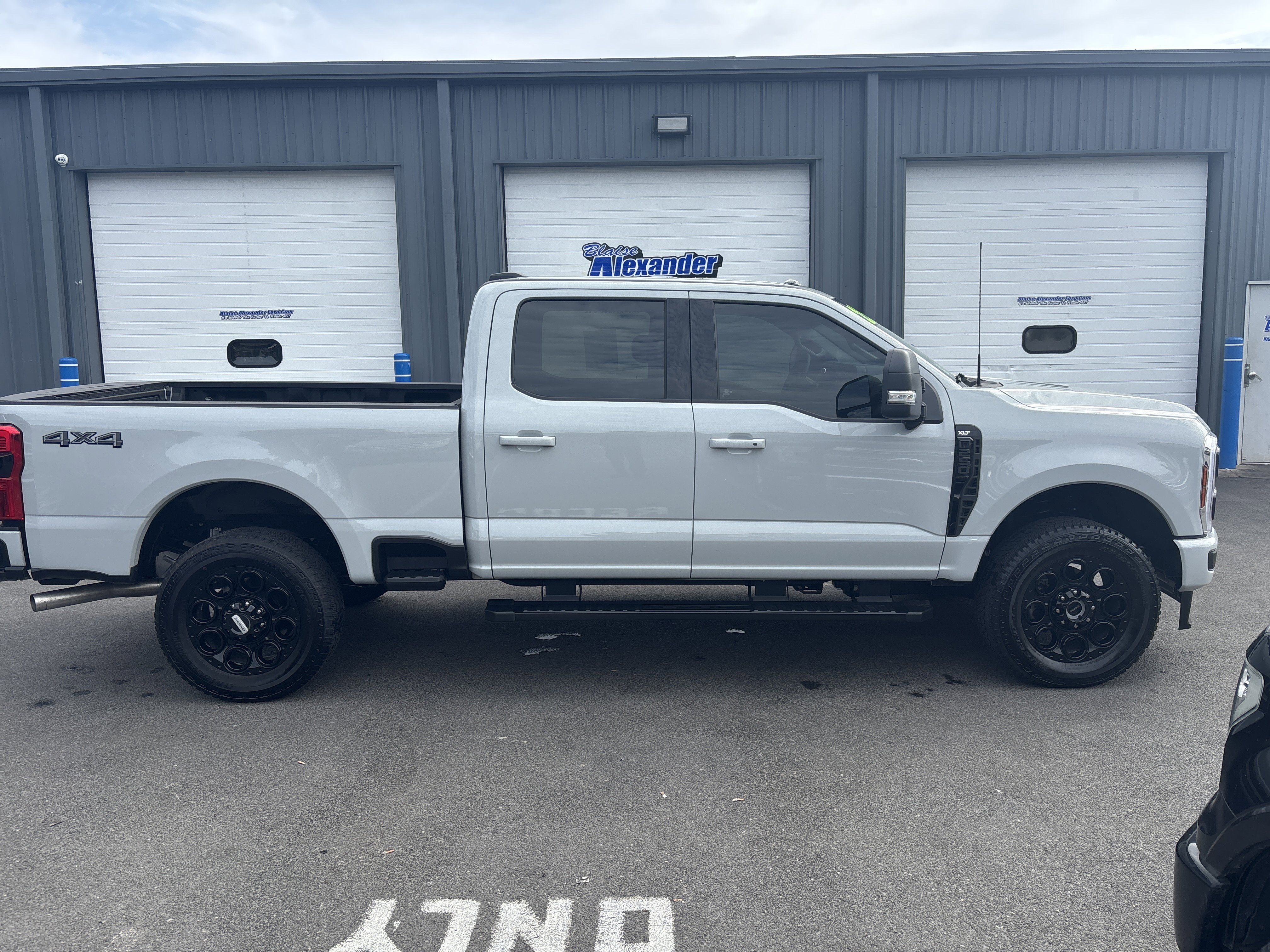 Used 2025 Ford F250 XLT w/ Black Appearance Package image 2