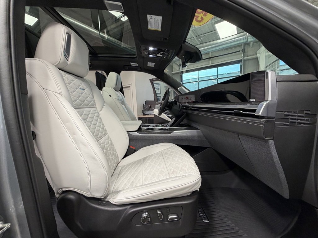Used 2025 Cadillac Escalade ESV V image 56