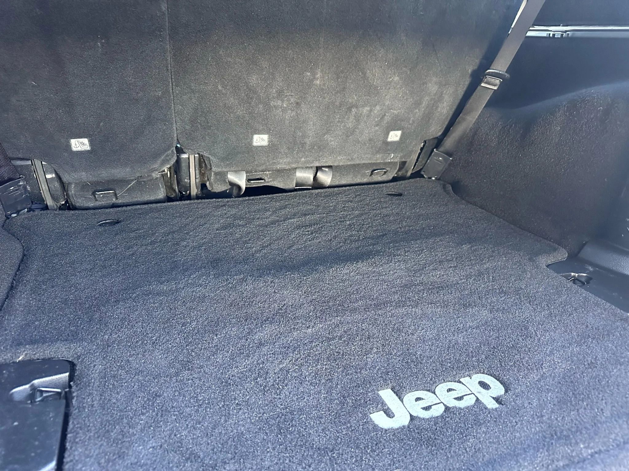 Used 2016 Jeep Wrangler Unlimited Sahara w/ Connectivity Group image 11