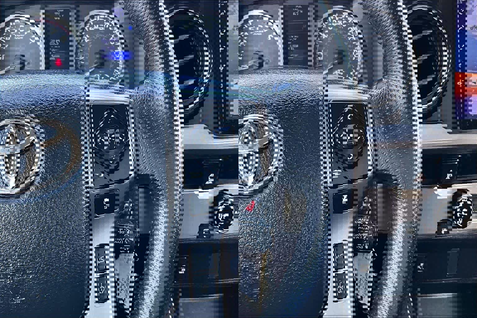 Used 2018 Toyota Tacoma SR5 w/ SR5 Appearance Package (SM) image 23