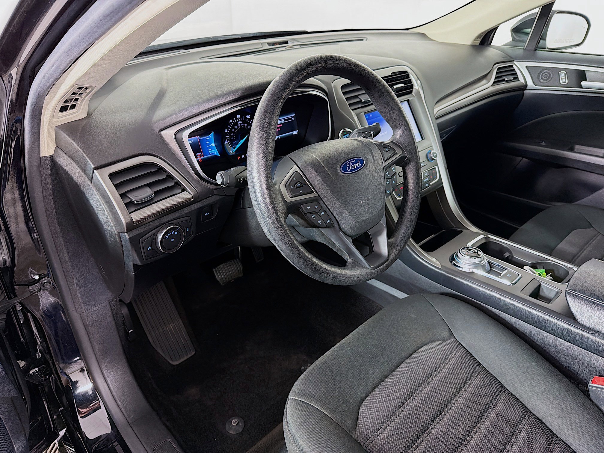 Used 2020 Ford Fusion SE image 10