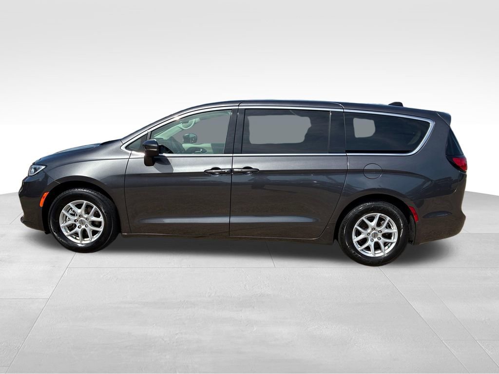 Used 2023 Chrysler Pacifica Touring-L FWD image 2