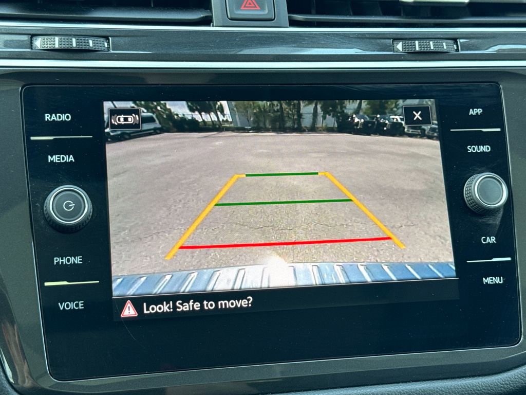 Used 2024 Volkswagen Tiguan SE w/ Panoramic Sunroof Package image 21