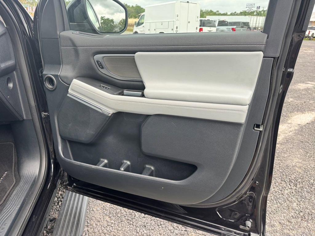 Certified 2025 Ford Expedition Max Platinum w/ Driver's Package AWD/4WD image 19