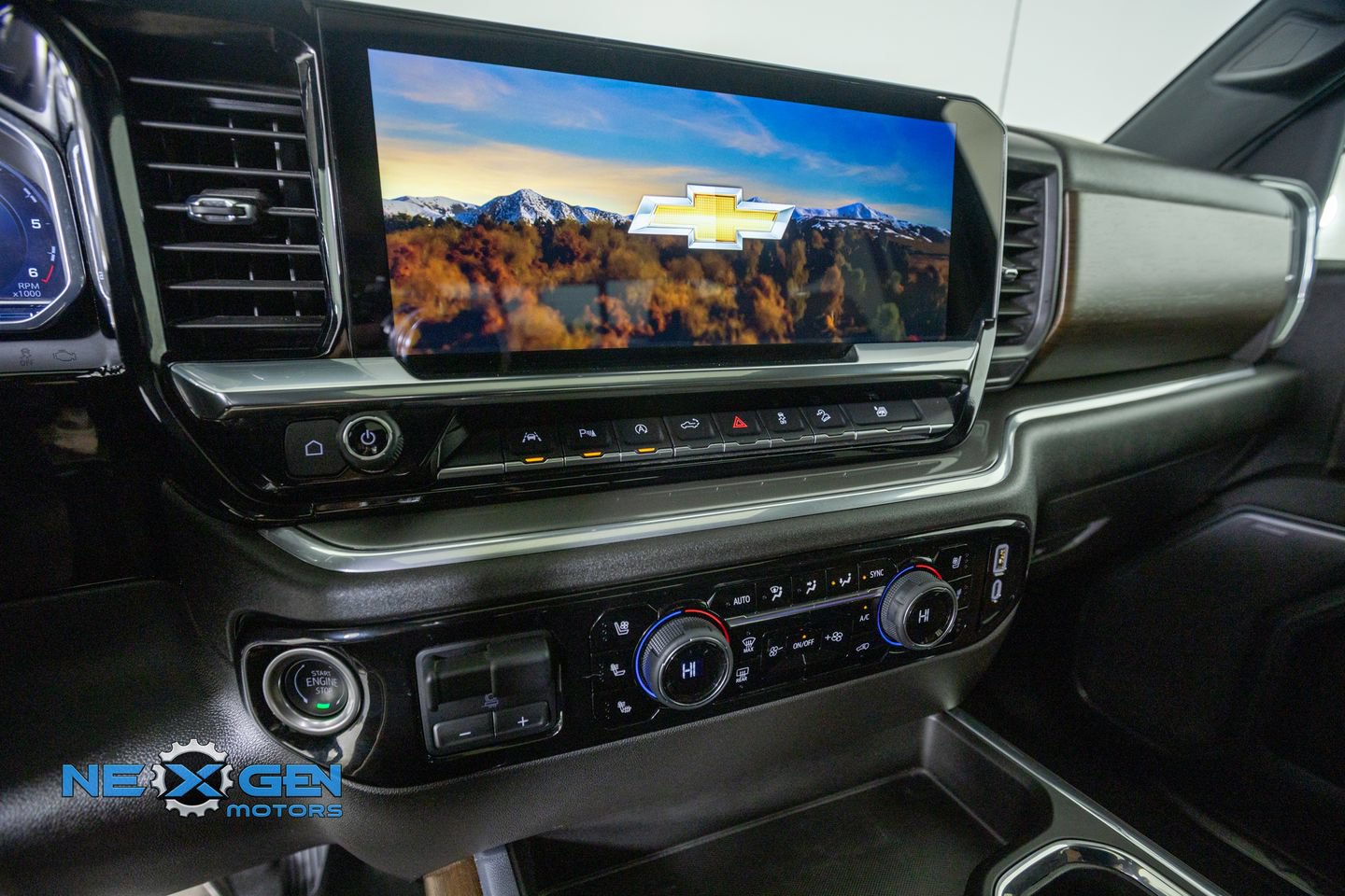 Used 2025 Chevrolet Silverado 1500 High Country w/ Technology Package AWD/4WD image 18