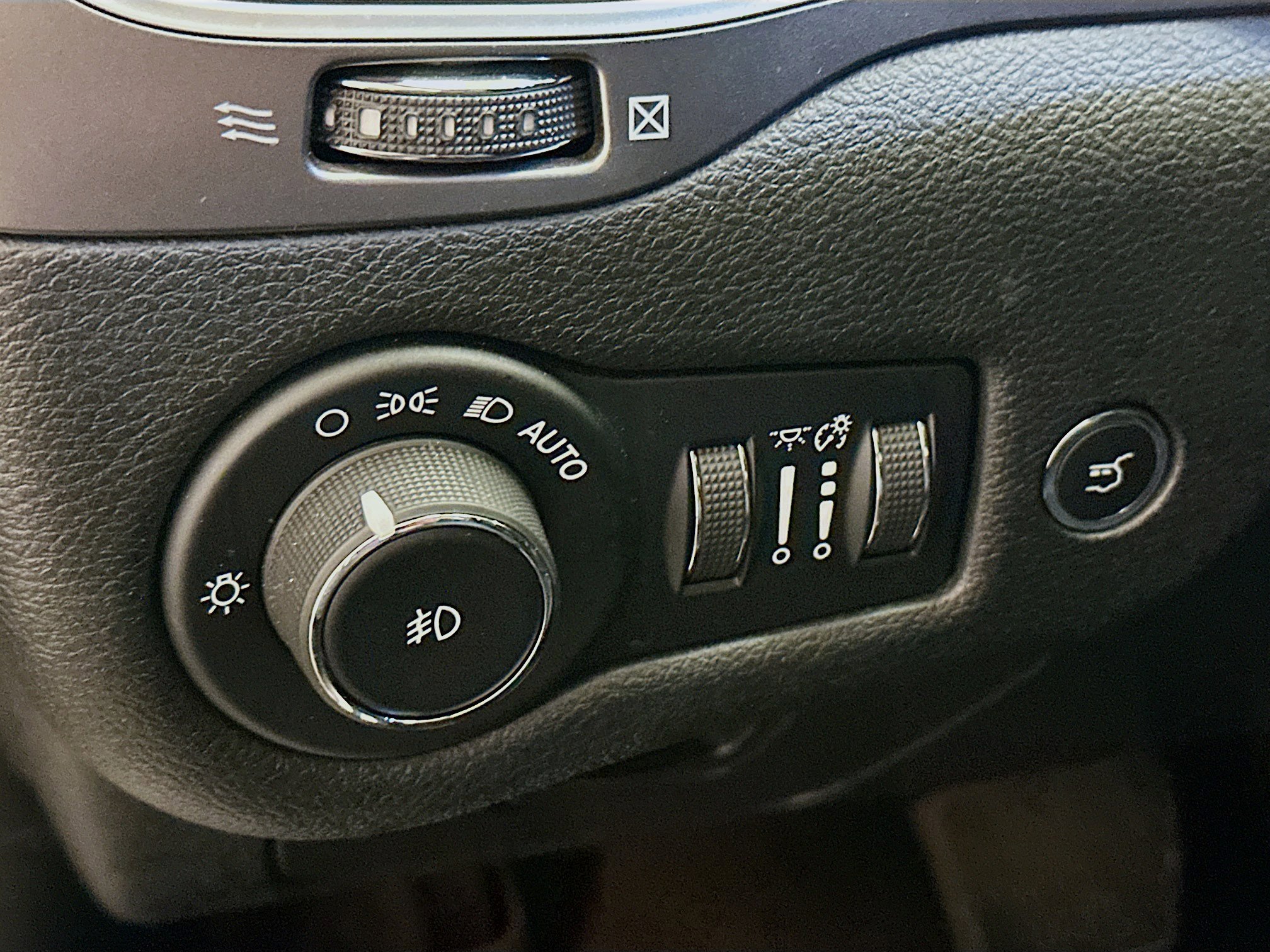Used 2019 Jeep Cherokee Overland image 17