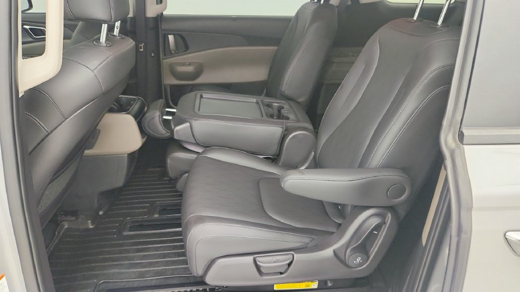 Used 2026 Kia Carnival EX FWD image 25