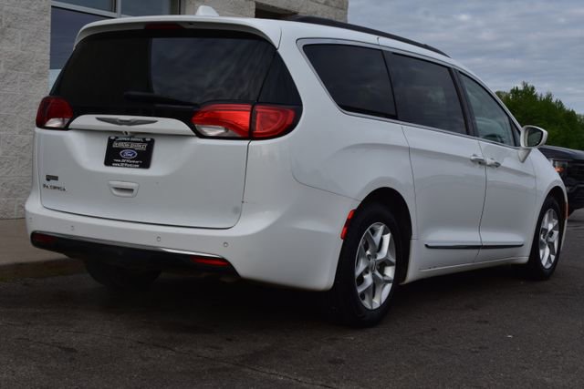 Used 2017 Chrysler Pacifica Touring-L w/ Tire & Wheel Group FWD image 15