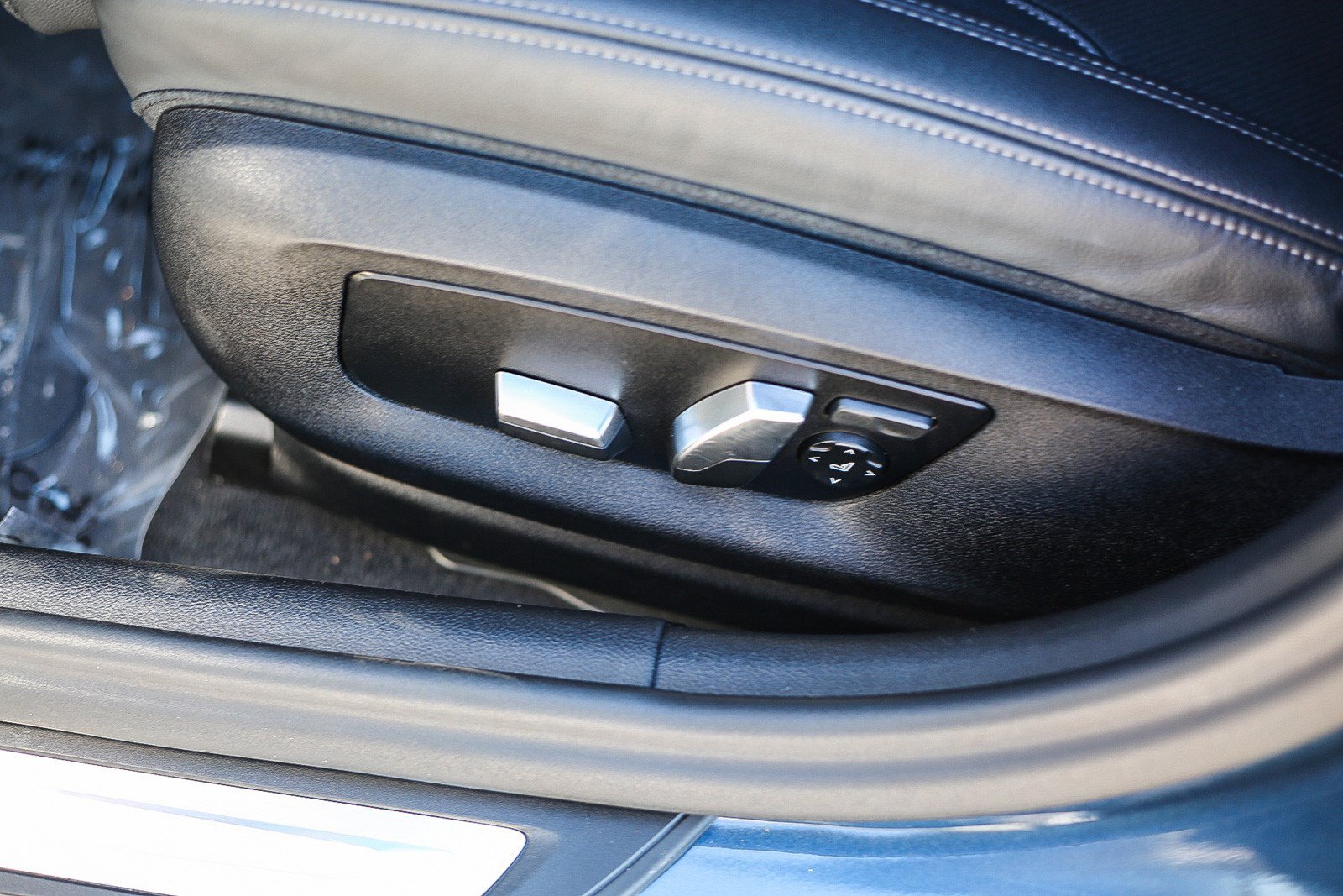 Used 2023 BMW 540i w/ Premium Package RWD image 21