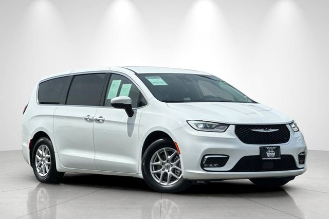 Used 2023 Chrysler Pacifica Touring-L FWD image 2