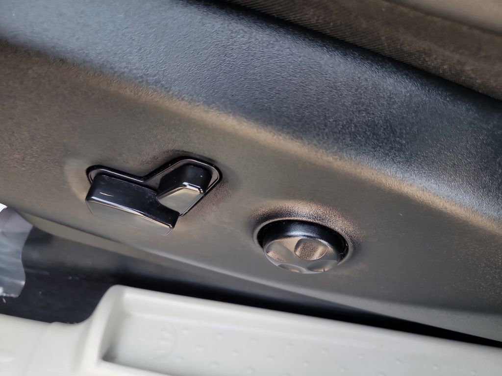 Used 2024 Chrysler Pacifica Touring-L image 18