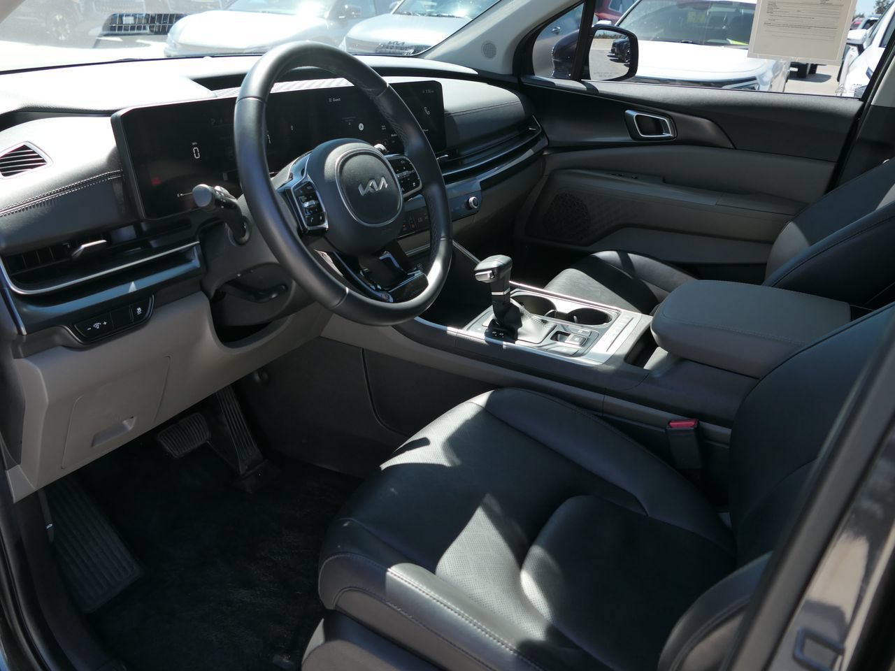 Used 2025 Kia Carnival FWD image 12