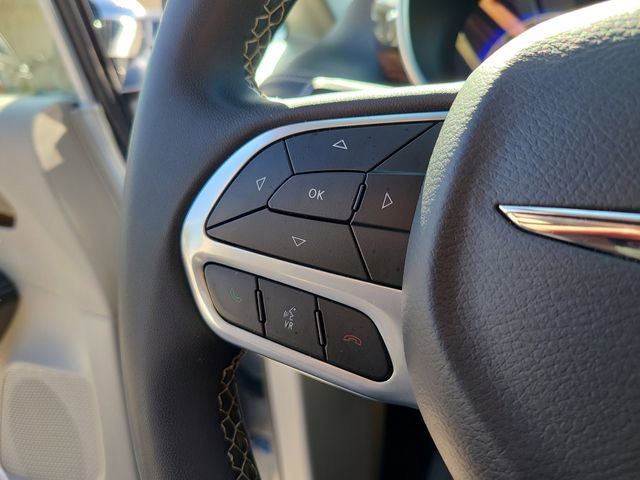 Used 2023 Chrysler Pacifica Limited FWD image 24