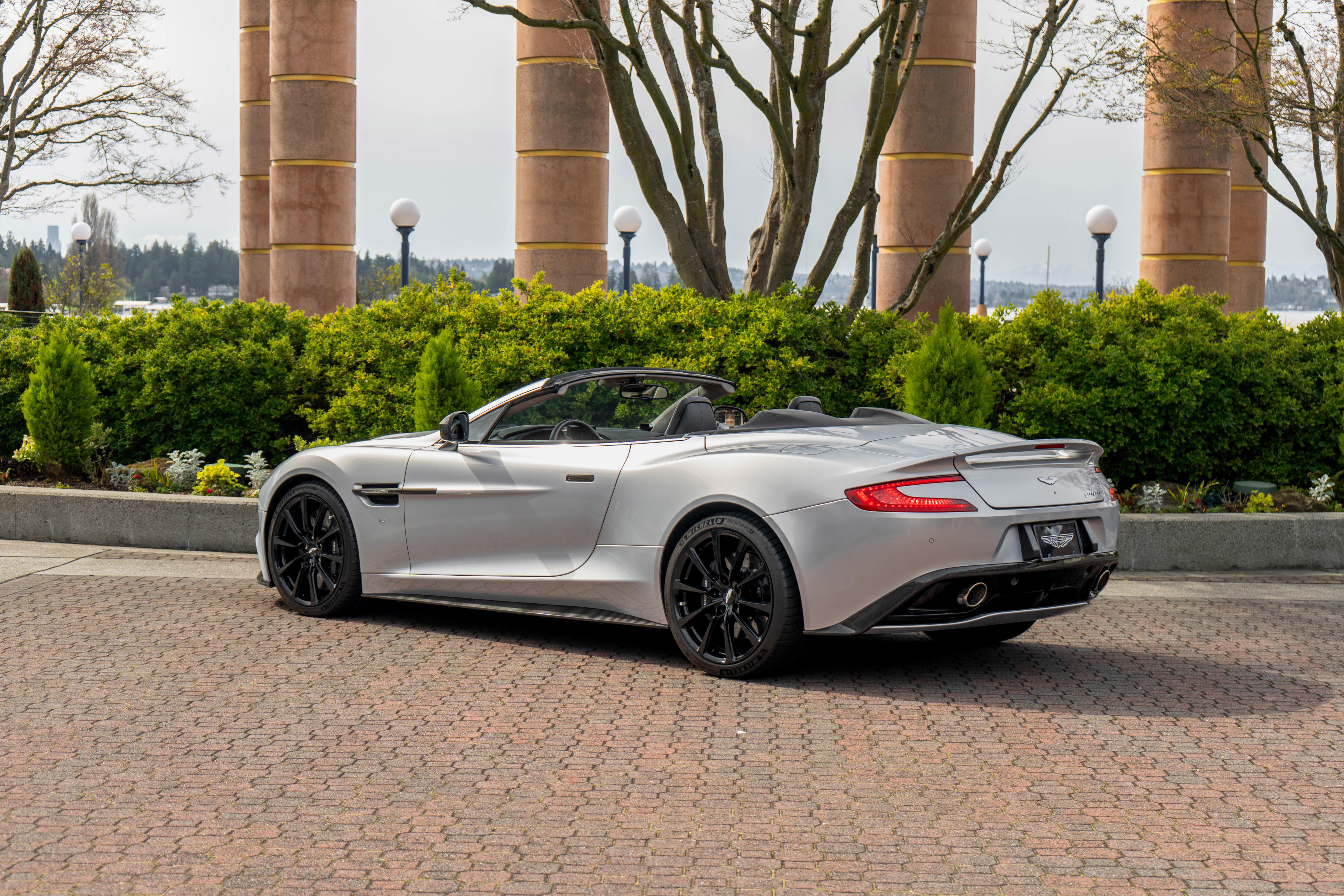 Used 2016 Aston Martin Vanquish Volante image 2