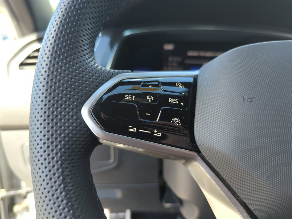 Used 2022 Volkswagen Tiguan SE R-Line image 41