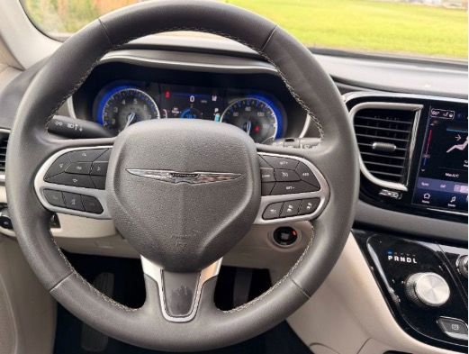 Used 2023 Chrysler Pacifica Touring-L FWD image 5