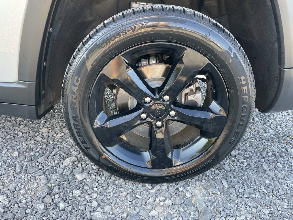 Used 2024 Jeep Grand Cherokee L Limited w/ Black Appearance Package RWD image 16