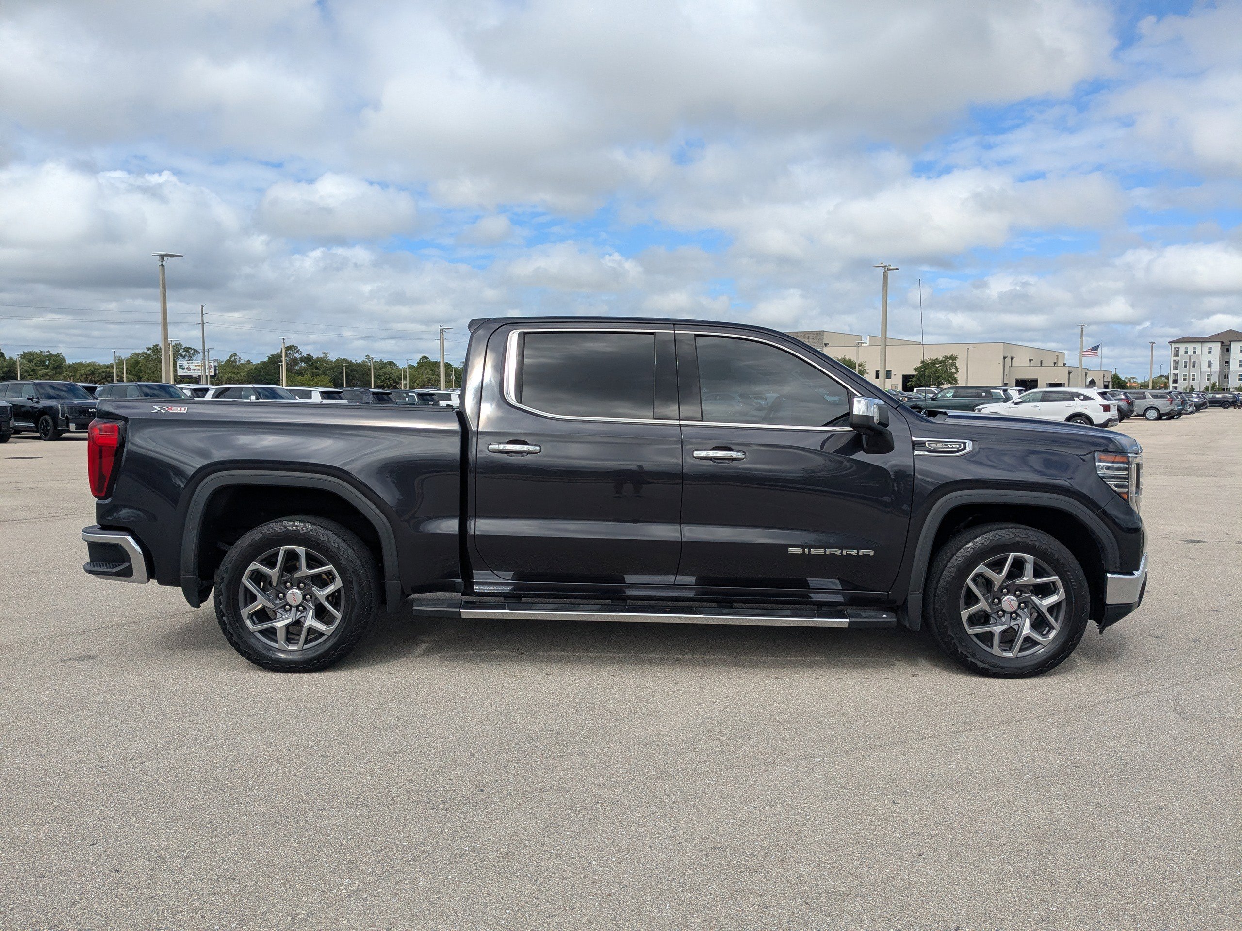 Used 2022 GMC Sierra 1500 SLT w/ SLT Premium Plus Package AWD/4WD image 4