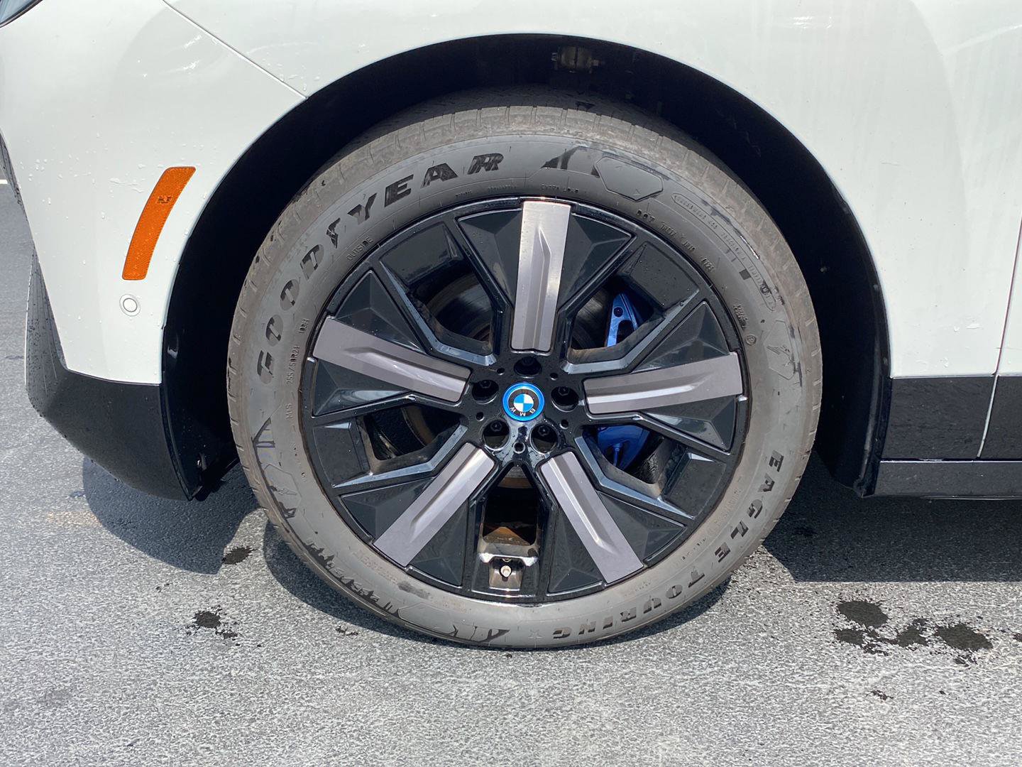 Used 2024 BMW iX xDrive50 w/ Premium Package AWD/4WD image 9