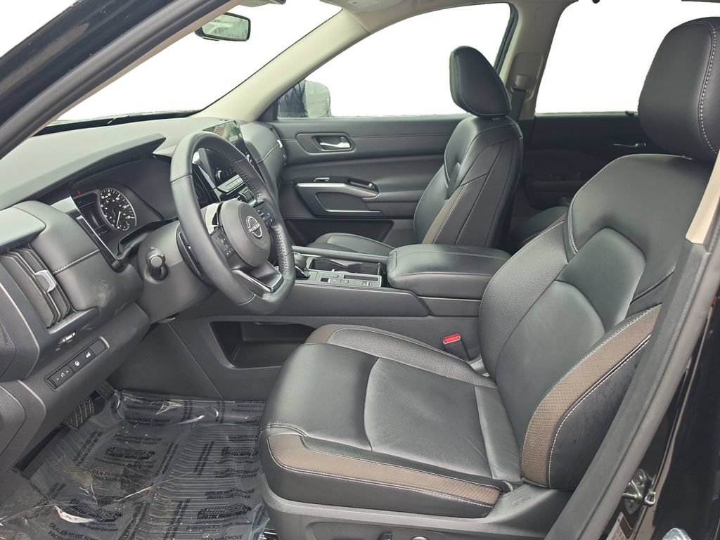 Used 2023 Nissan Pathfinder SL w/ Black Appearance Package FWD image 11