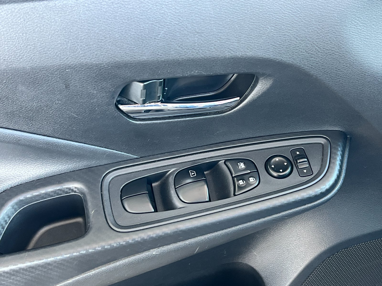 Used 2024 Nissan Versa SV FWD image 11