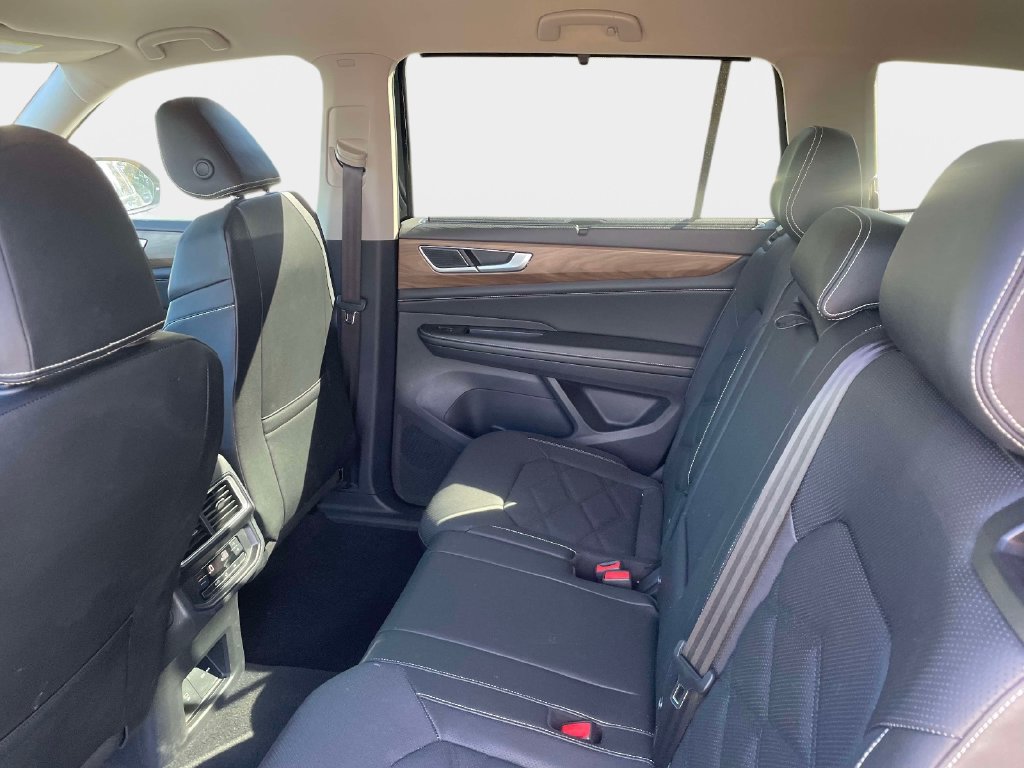 Used 2025 Volkswagen Atlas SE AWD/4WD image 17