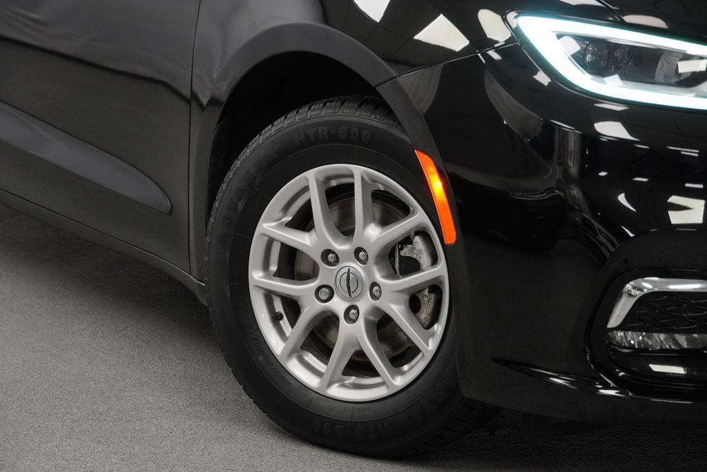 Certified 2024 Chrysler Pacifica Touring-L FWD image 5