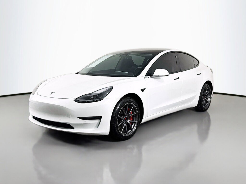 Used 2020 Tesla Model 3 Standard Range Plus image 1