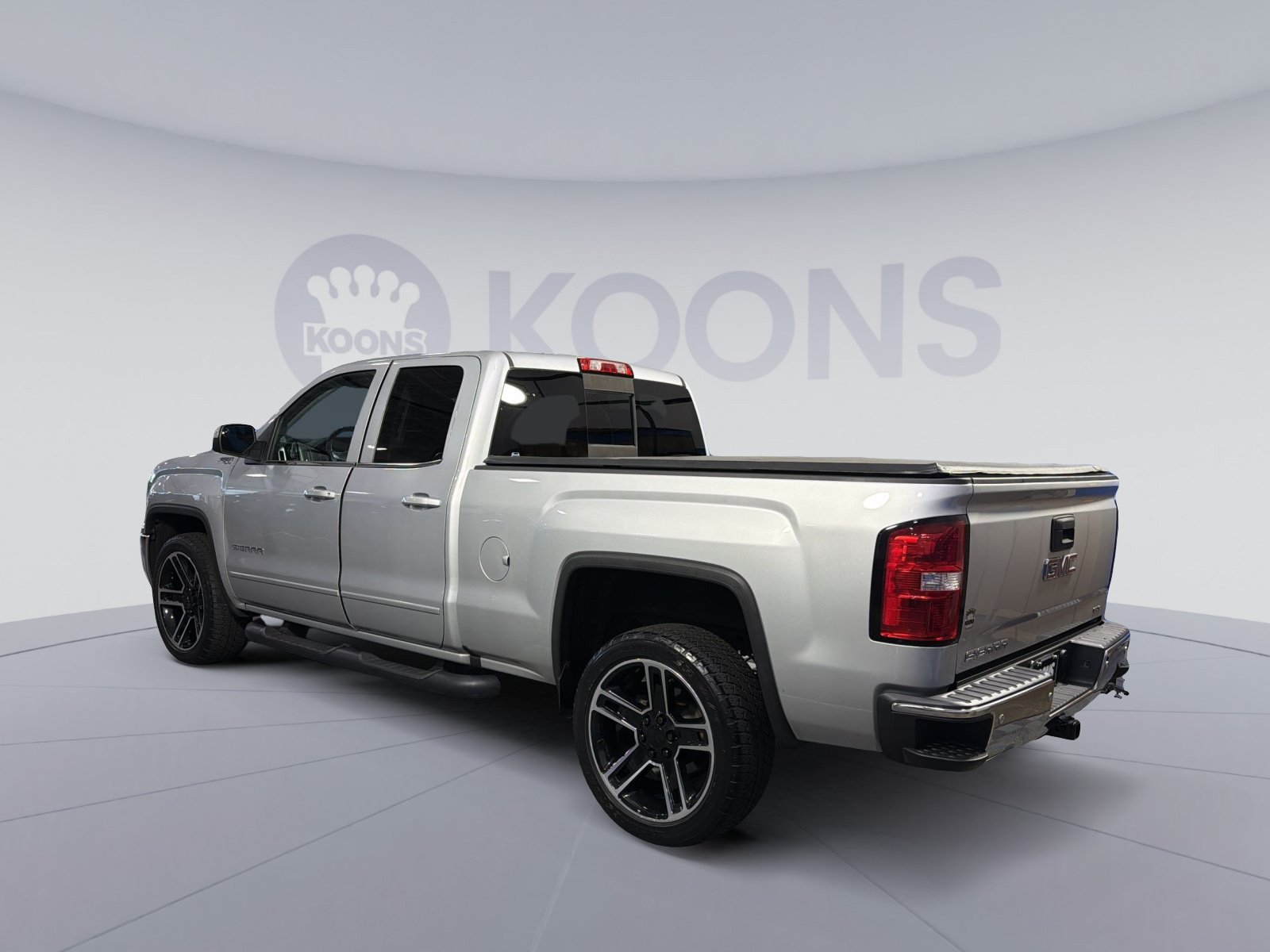 Used 2018 GMC Sierra 1500 SLE w/ Black Pack AWD/4WD image 4