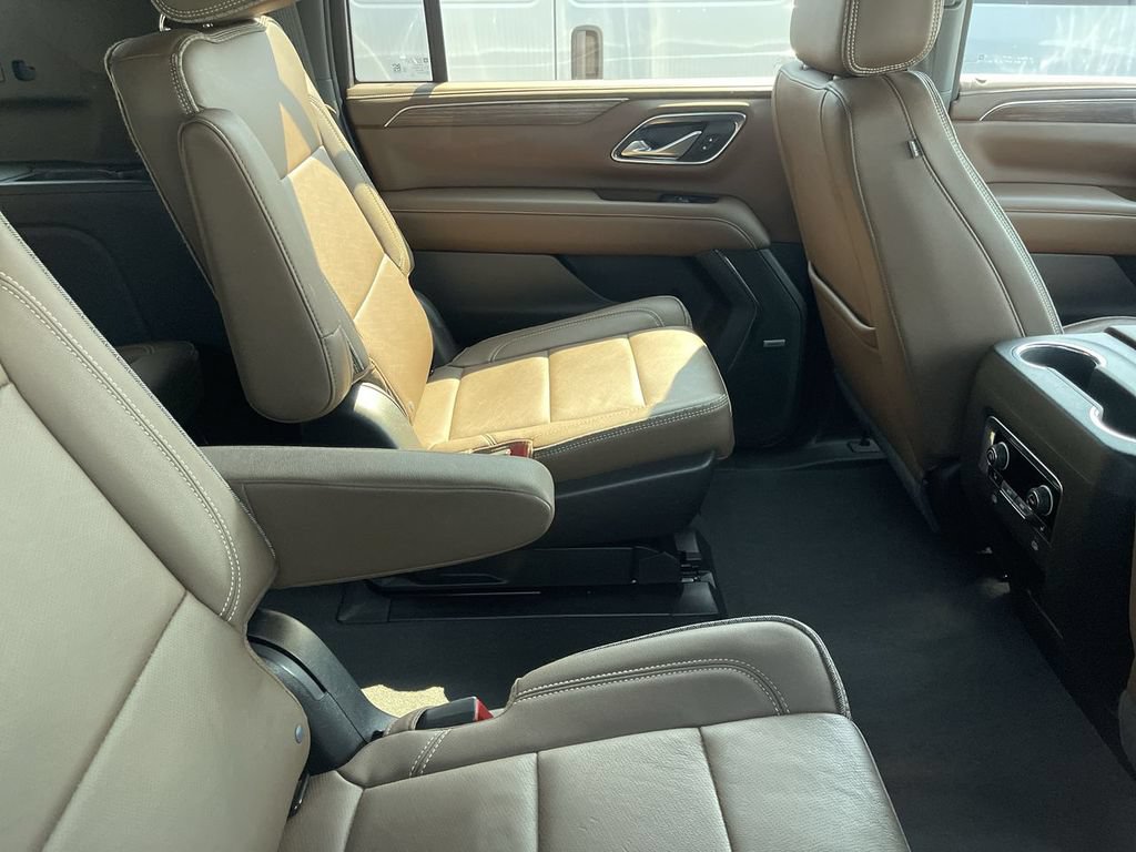Used 2023 Chevrolet Suburban High Country AWD/4WD image 11