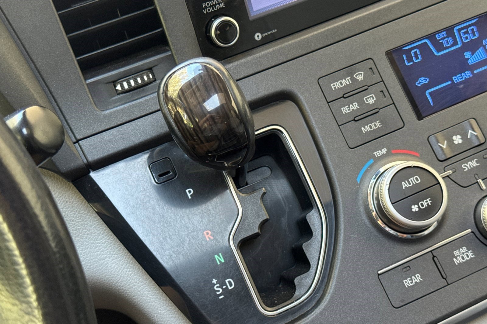 Used 2018 Toyota Sienna XLE FWD image 18