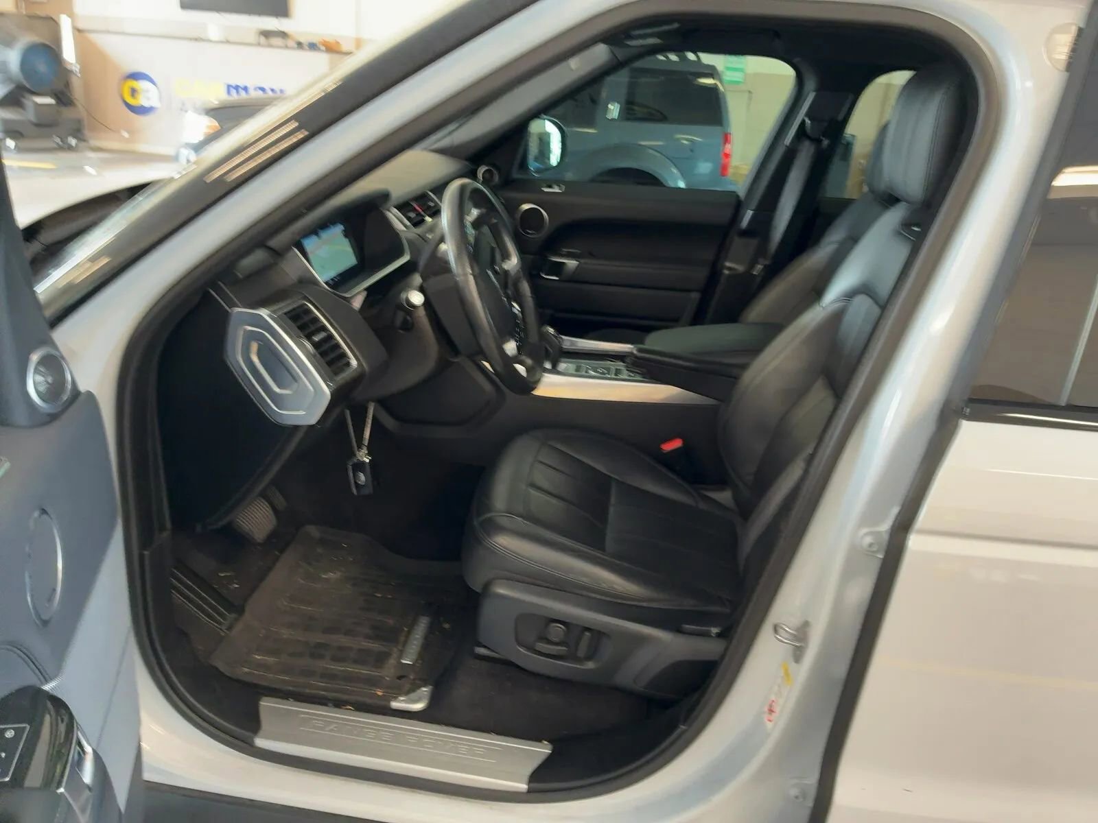 Used 2019 Land Rover Range Rover Sport HSE AWD/4WD image 4