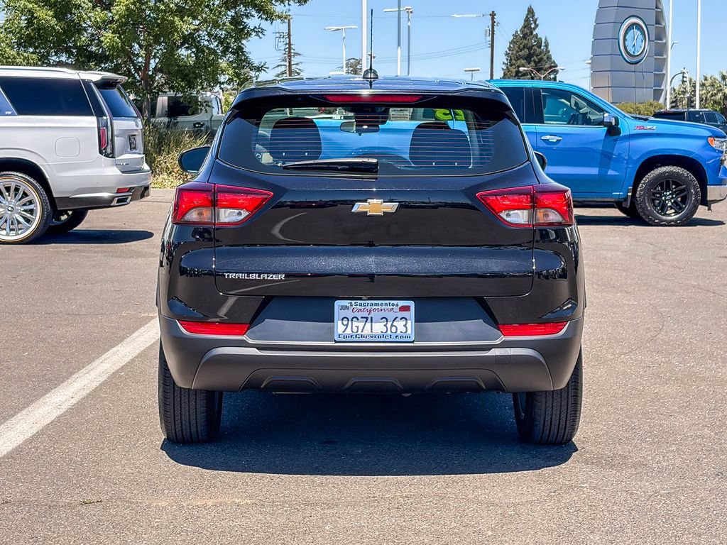 Used 2023 Chevrolet TrailBlazer LS FWD image 3