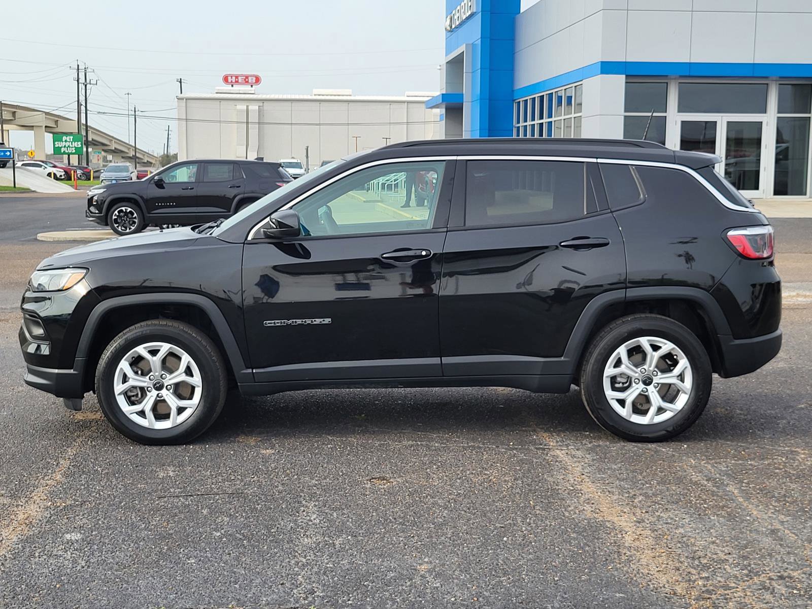 Used 2025 Jeep Compass Latitude image 2