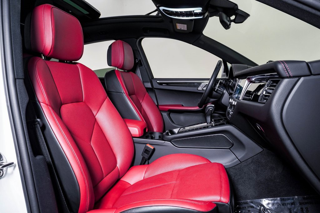 Certified 2025 Porsche Macan image 15