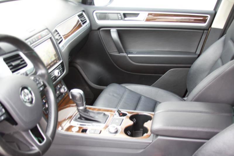 Used 2016 Volkswagen Touareg TDI AWD/4WD image 29