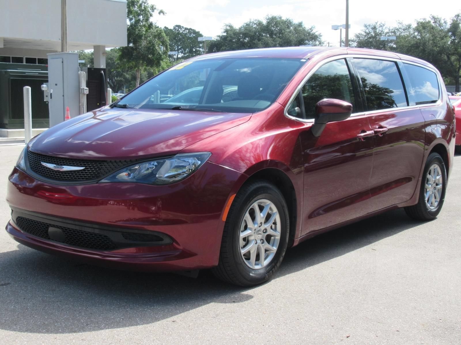 Certified 2022 Chrysler Voyager LX FWD image 3